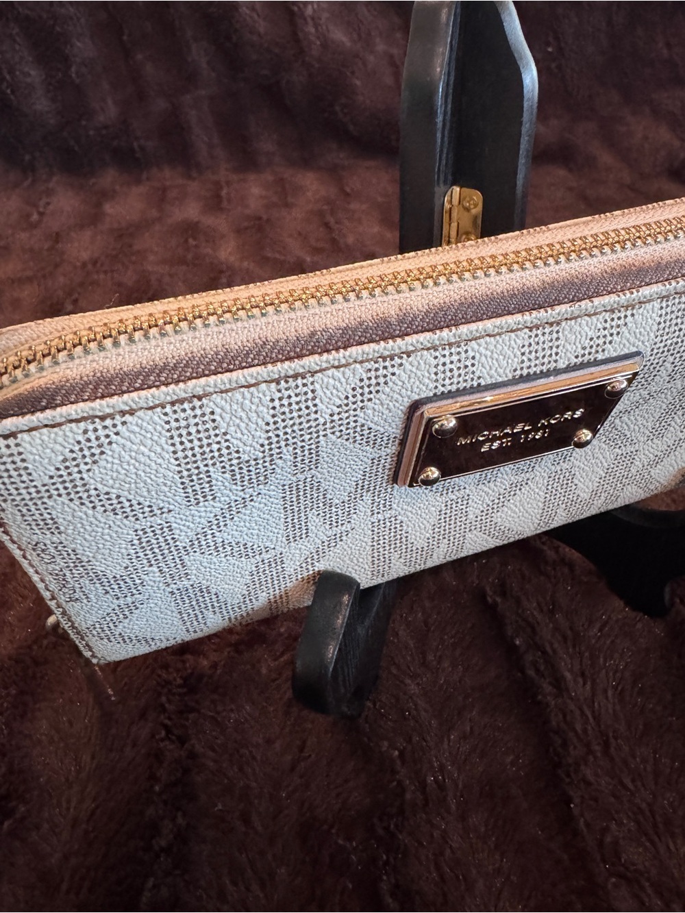 Michael Kors Beige and Gold MK Logo Zip Wallet - Picture 4 of 11